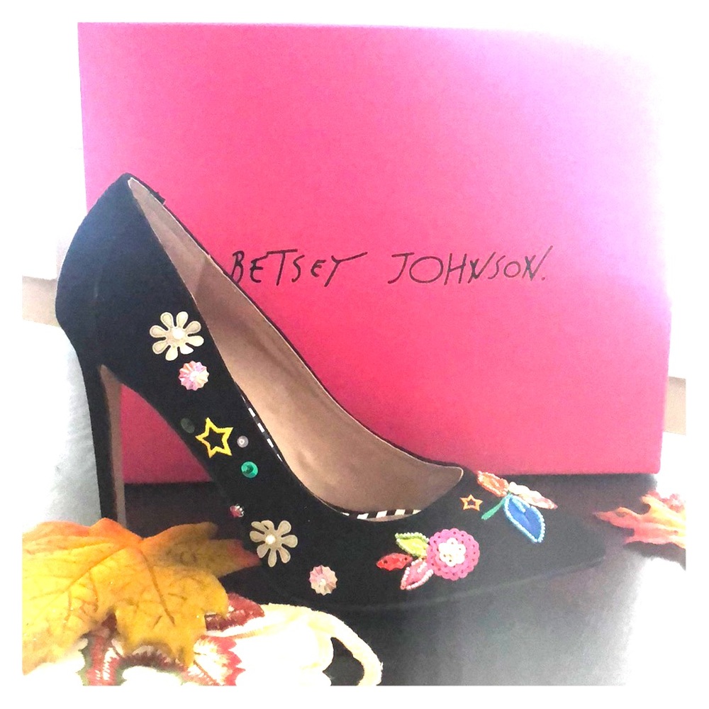 Betsy Johnson multicolor black pumps